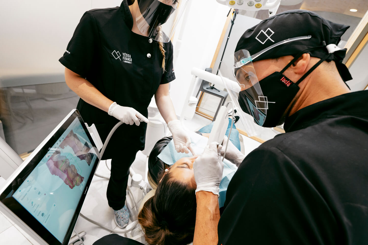 CUIDAMOS TU SONRISA Y FELICIDAD