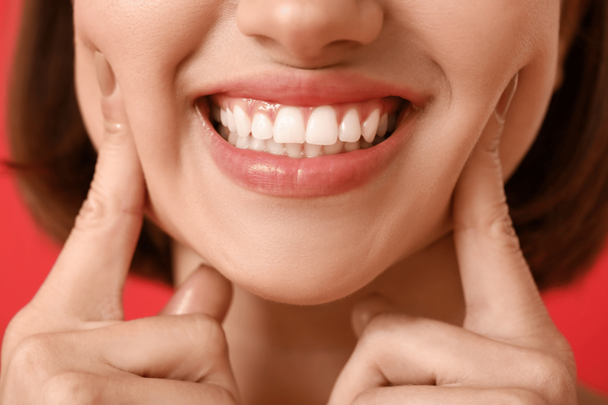 Descubre qué es la sonrisa gingival, sus causas y cómo corregirla. Te presentamos opciones de tratamiento para obtener una sonrisa equilibrada y armoniosa. ¡Lee más!
