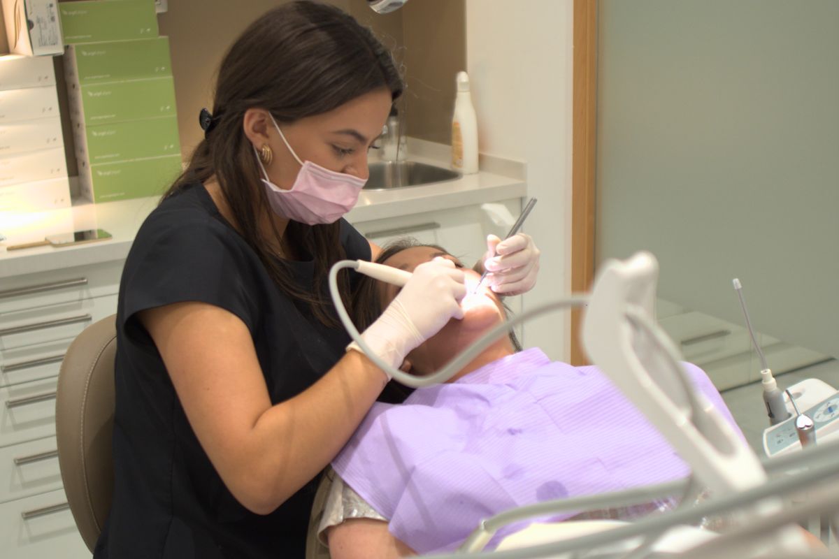 Tratamiento para restaurar dientes desgastados en el Centro Odontológico Serrano 6, Tenerife