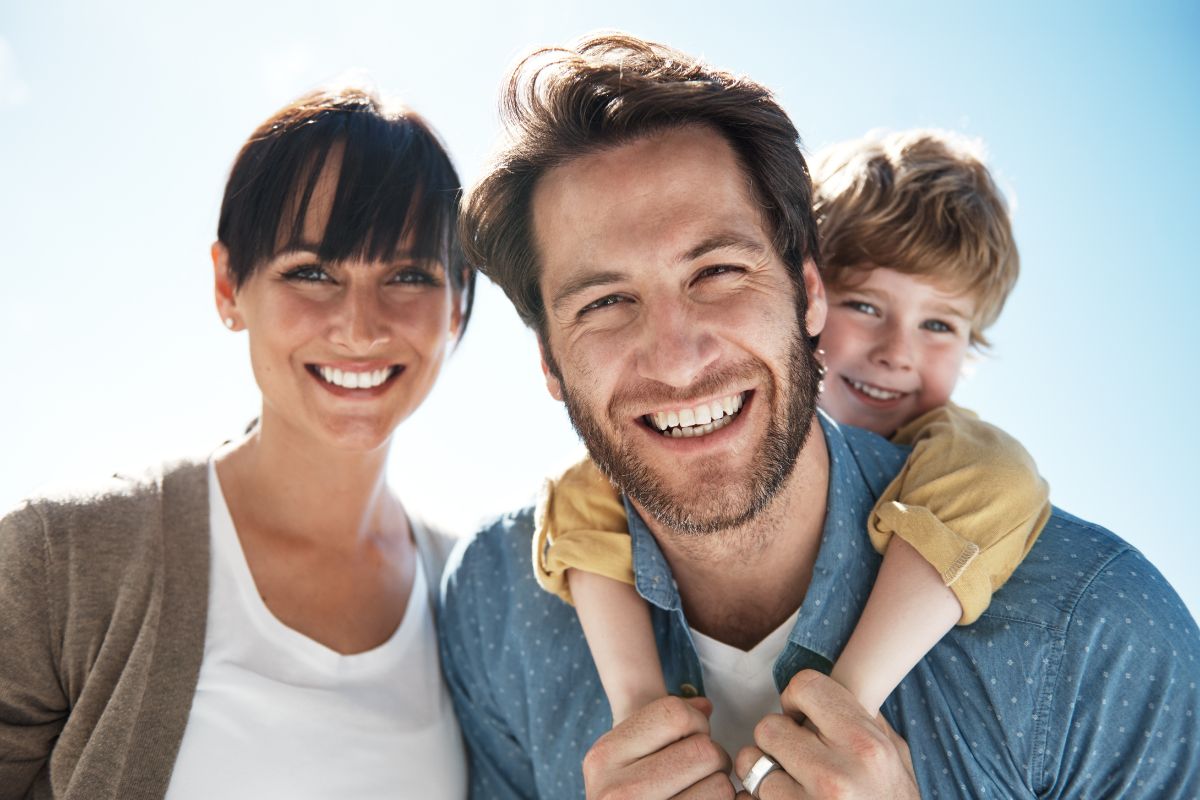 Familia sonriendo