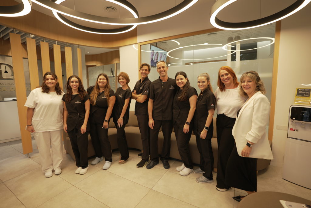 Equipo odontológico de Clínica Serrano 6 atendiendo a pacientes con cercanía y profesionalidad 